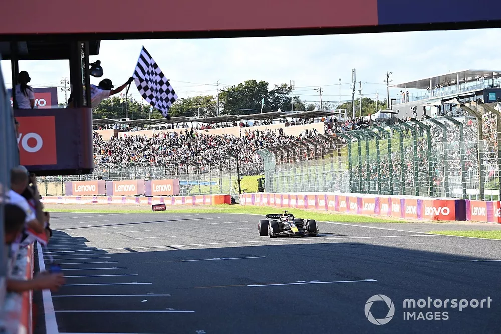 Max Verstappen, Red Bull Racing RB19, 1st position, takes the chequered flag