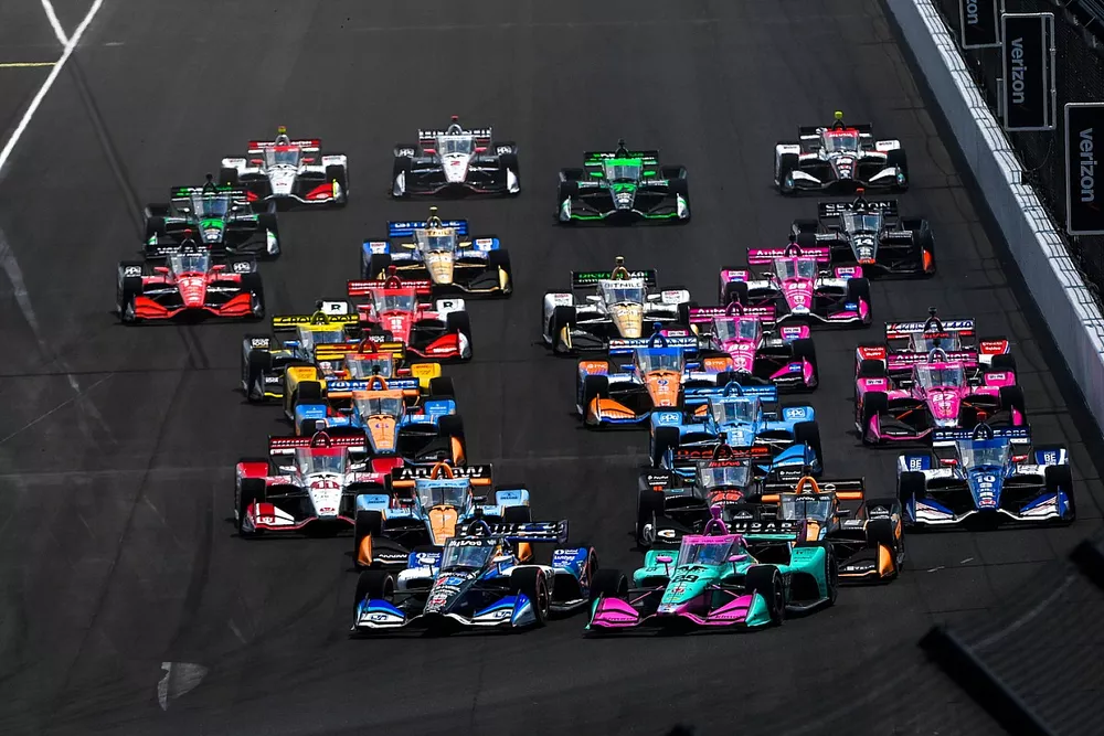Arrancada Graham Rahal, Rahal Letterman Lanigan Racing Honda, Felix Rosenqvist, Arrow McLaren Chevrolet, Christian Lundgaard, Rahal Letterman Lanigan Racing Honda, Josef Newgarden, Team Penske Chevrolet, Devlin DeFrancesco, Andretti Steinbrenner Autosport Honda