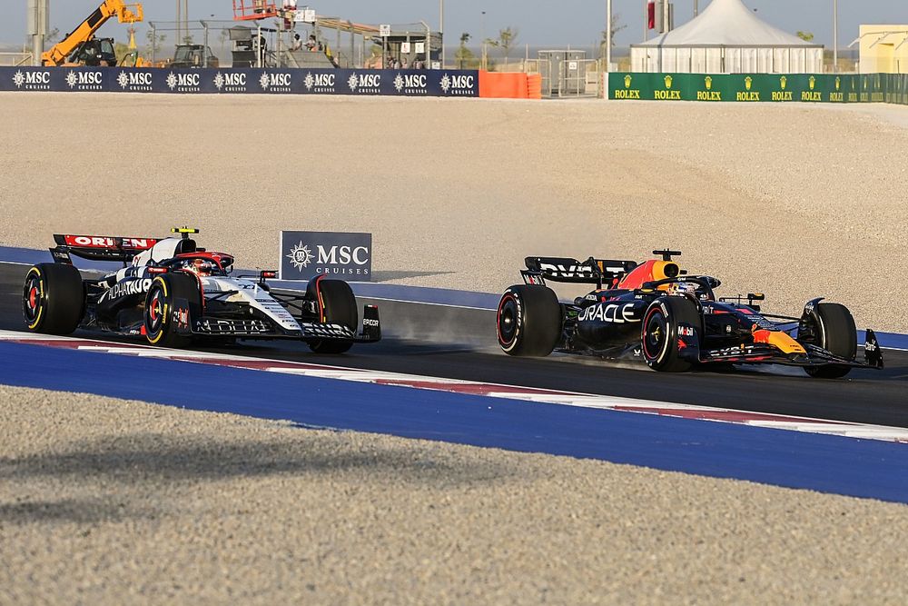 Max Verstappen, Red Bull Racing RB19, lidera Yuki Tsunoda, AlphaTauri AT04