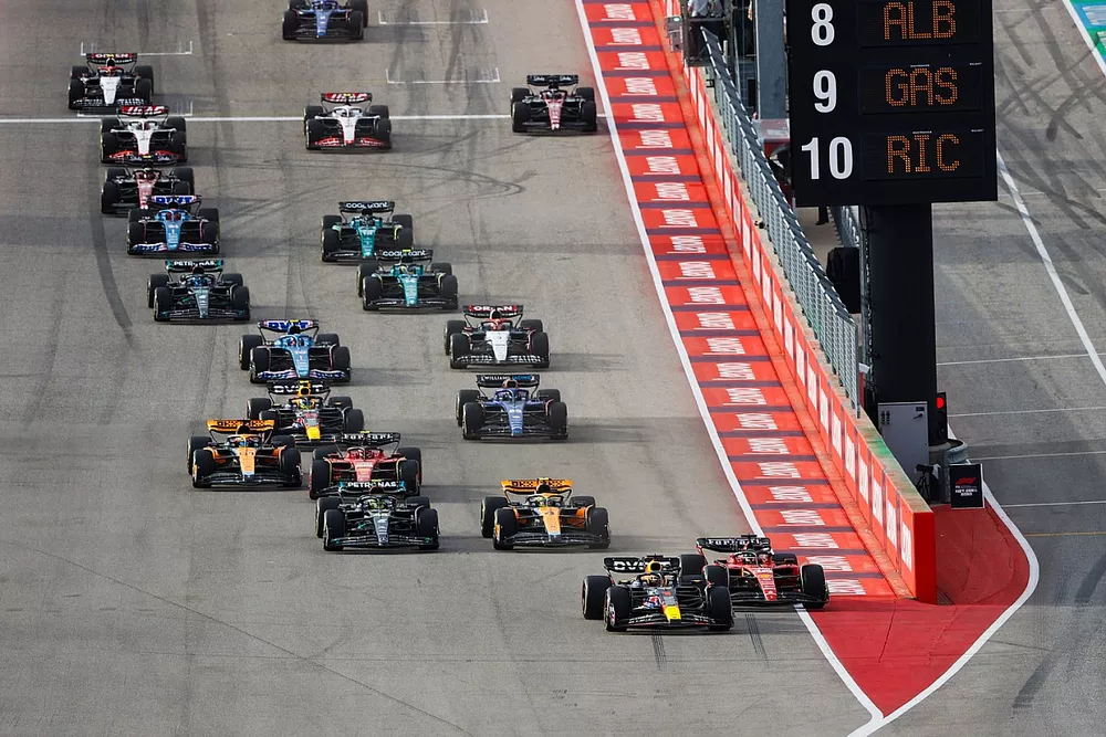 Max Verstappen, Red Bull Racing RB19, pressiona Charles Leclerc, Ferrari SF-23, &agrave; frente de Lando Norris, McLaren MCL60, Lewis Hamilton, Mercedes F1 W14, e o restante da equipe