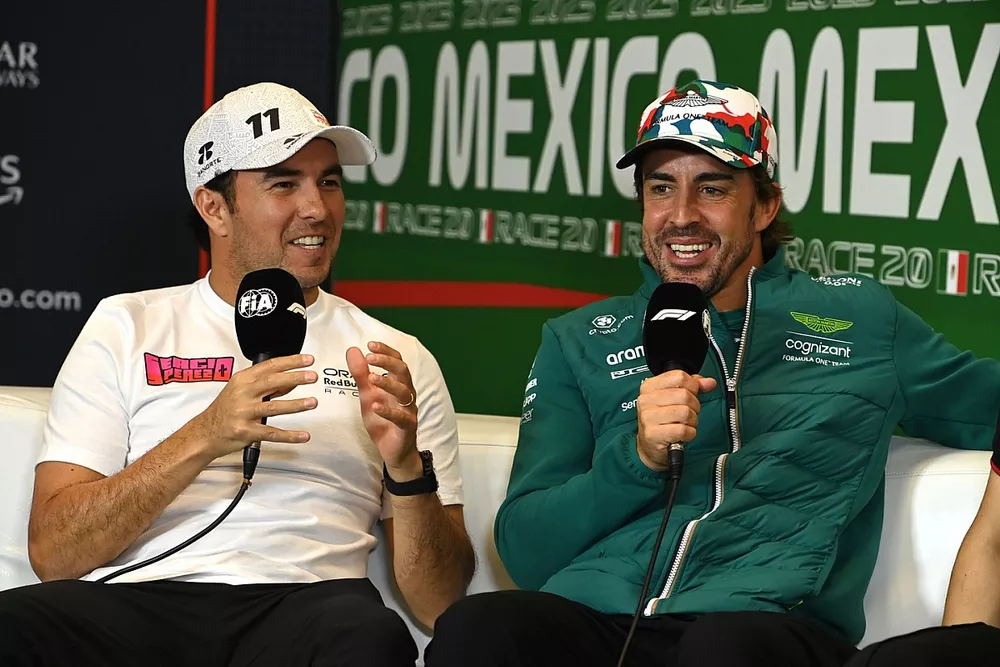 Sergio P&eacute;rez, Red Bull Racing, Fernando Alonso, Aston Martin F1 Team,