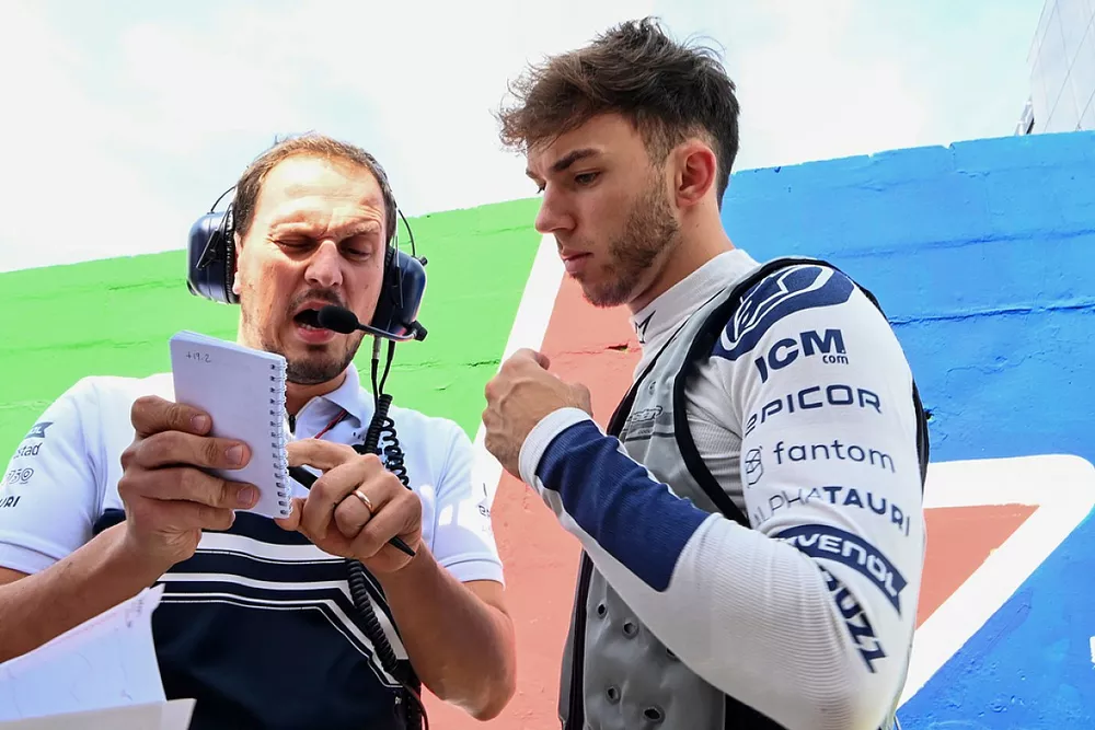 Pierre Gasly, Scuderia AlphaTauri, avec son ing&eacute;nieur
