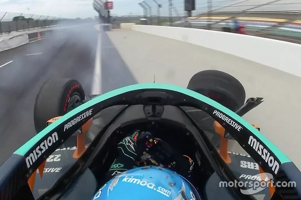 Fernando Alonso, Arrow McLaren SP Chevrolet, incidente