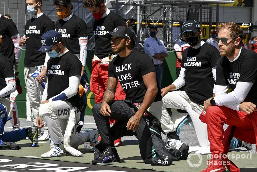 Lewis Hamilton, Mercedes-AMG Petronas F1 si inginocchia