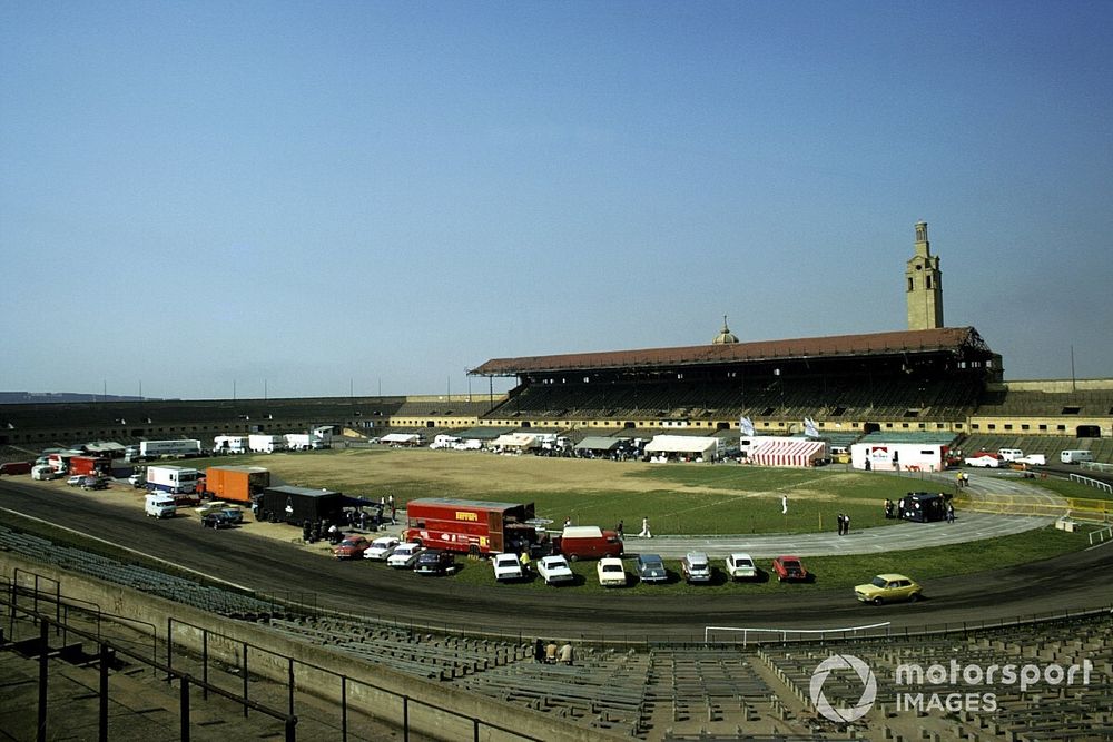 El estadio de futbol en el parque de Montjuich fue convertido en el paddock