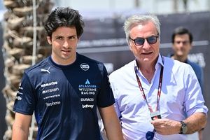 Por qu&eacute; Carlos Sainz Sr. no se ve "pas&aacute;ndole el relevo" a su hijo en el Dakar