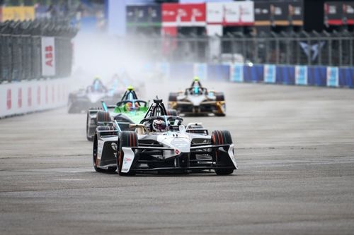 Evans gana la Carrera 1 seguido de Wehrlein y el drama de Rowland pospone el título