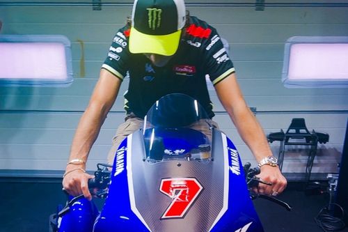 MotoGP: Rossi visita Yamaha em Misano e 'experimenta' nova V4