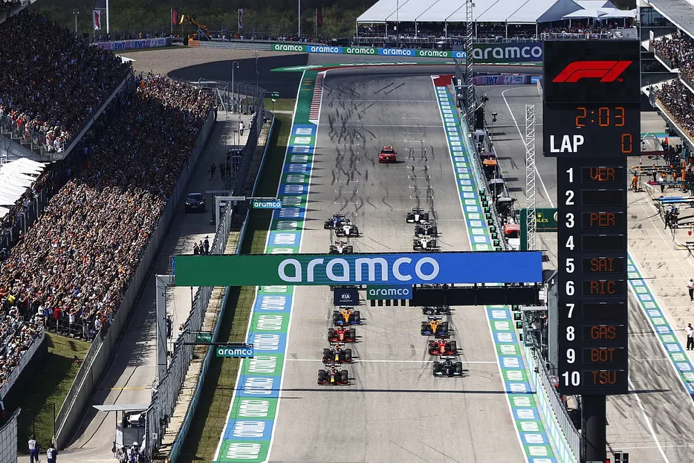 Max Verstappen, Red Bull Racing RB16B, y Lewis Hamilton, Mercedes W12, se preparan para liderar la salida
