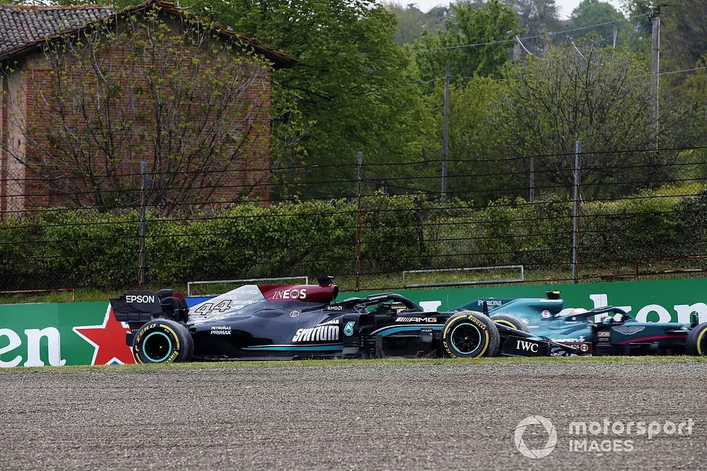 Lewis Hamilton, Mercedes W12, pierde el control y se va hacia la barrera
