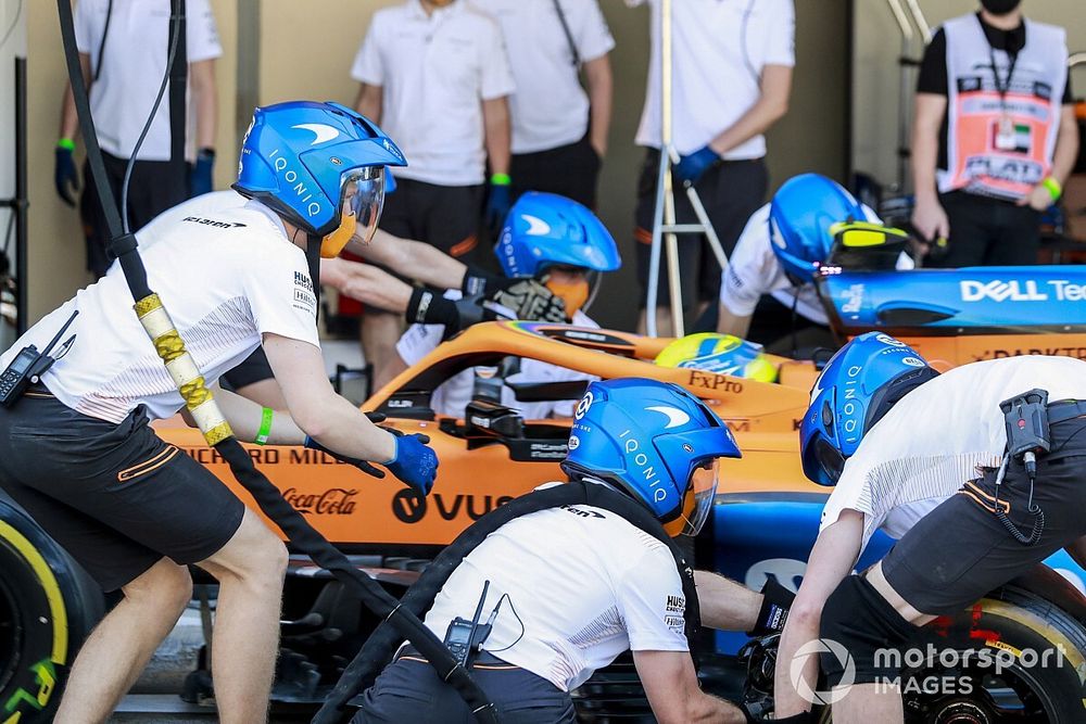 Lando Norris, McLaren MCL35, practica de pitstop