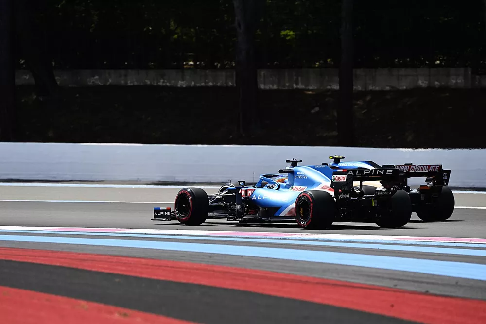 Fernando Alonso, Alpine A521, y Lando Norris, McLaren MCL35M
