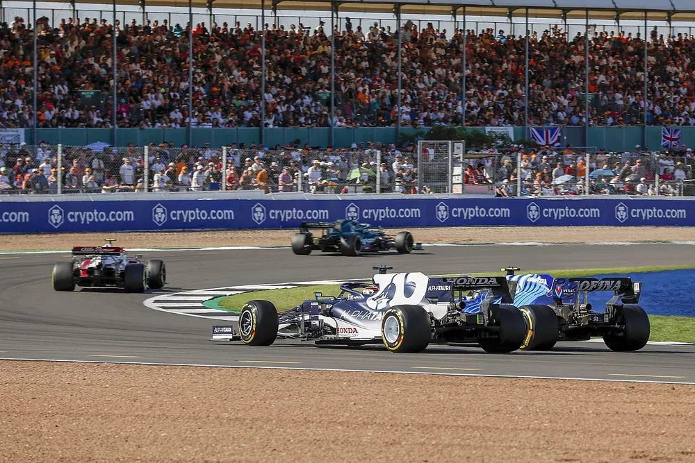 Yuki Tsunoda, AlphaTauri AT02, battles with Nicholas Latifi, Williams FW43B