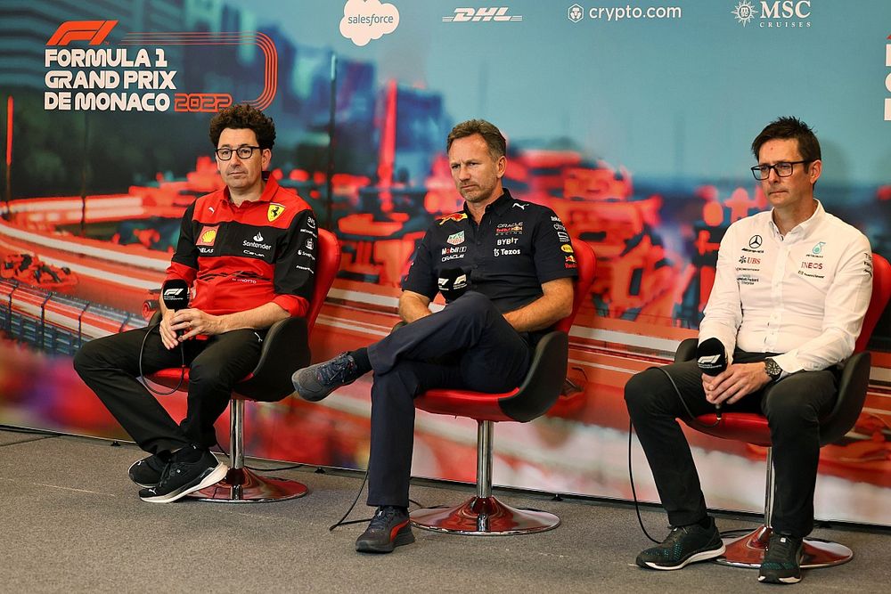 Mattia Binotto, director del equipo Ferrari, Christian Horner, director del equipo Red Bull Racing, Andrew Shovlin, director de ingenier&iacute;a en pista de Mercedes AMG, en la conferencia de prensa