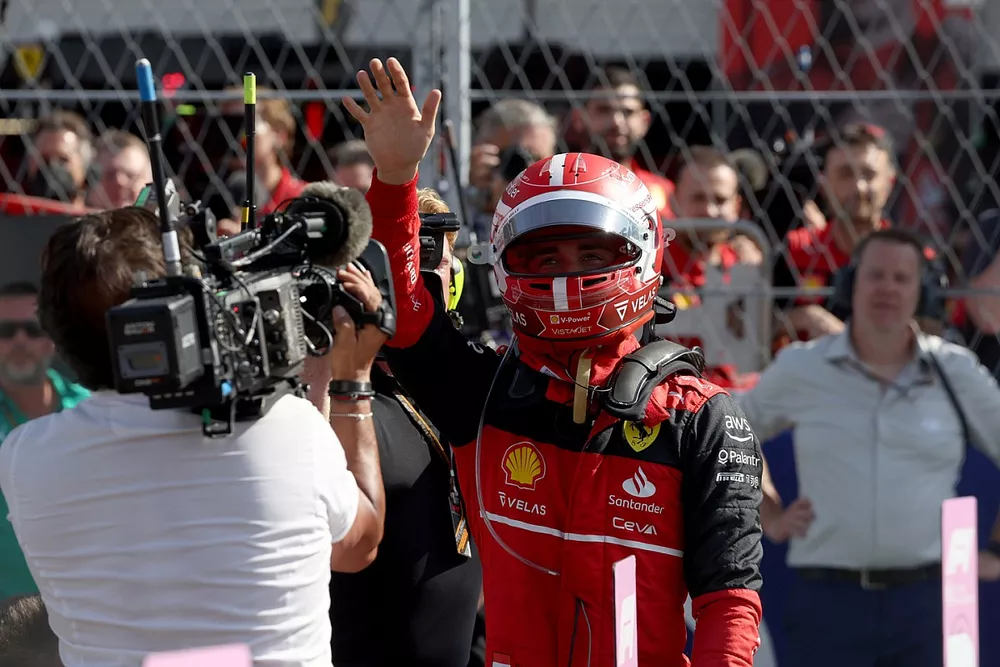 Il pole man Charles Leclerc, Ferrari, festeggia nel Parc Ferme
