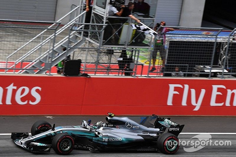 Race winner Valtteri Bottas, Mercedes AMG F1 F1 W08  takes the chequered flag