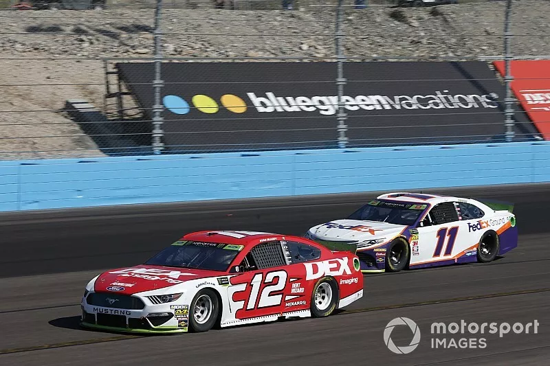 Ryan Blaney, Team Penske, Ford Mustang DEX Imaging, Denny Hamlin, Joe Gibbs Racing, Toyota Camry FedEx Ground