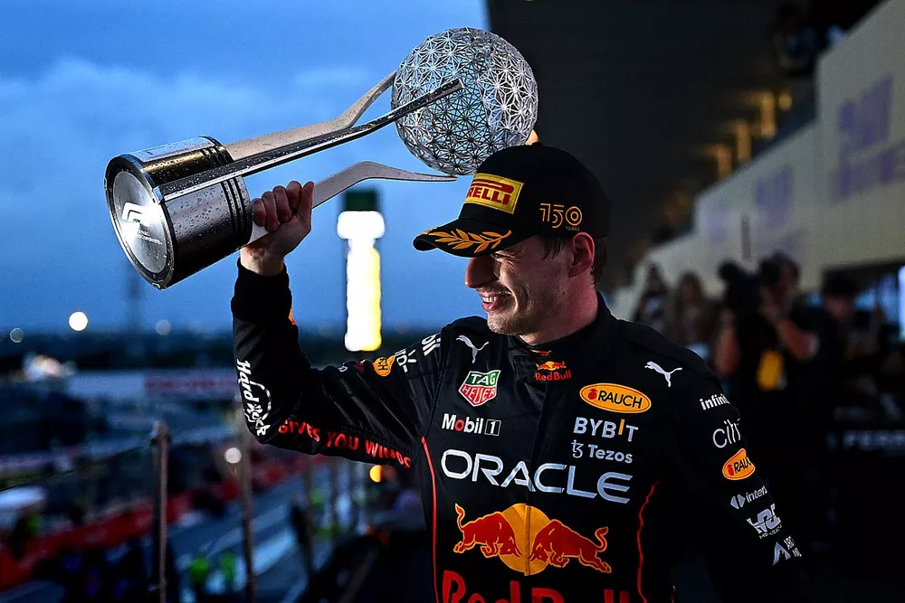 Podio: ganador y campe&oacute;n del mundo Max Verstappen, Red Bull Racing