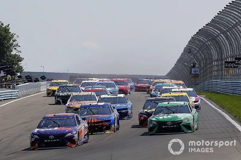 Denny Hamlin, Joe Gibbs Racing, Toyota Camry FedEx Ground, Chase Elliott, Hendrick Motorsports, Chevrolet Camaro SunEnergy1 and Kyle Busch, Joe Gibbs Racing, Toyota Camry M&M's Flavor Vote Winner green flag start
