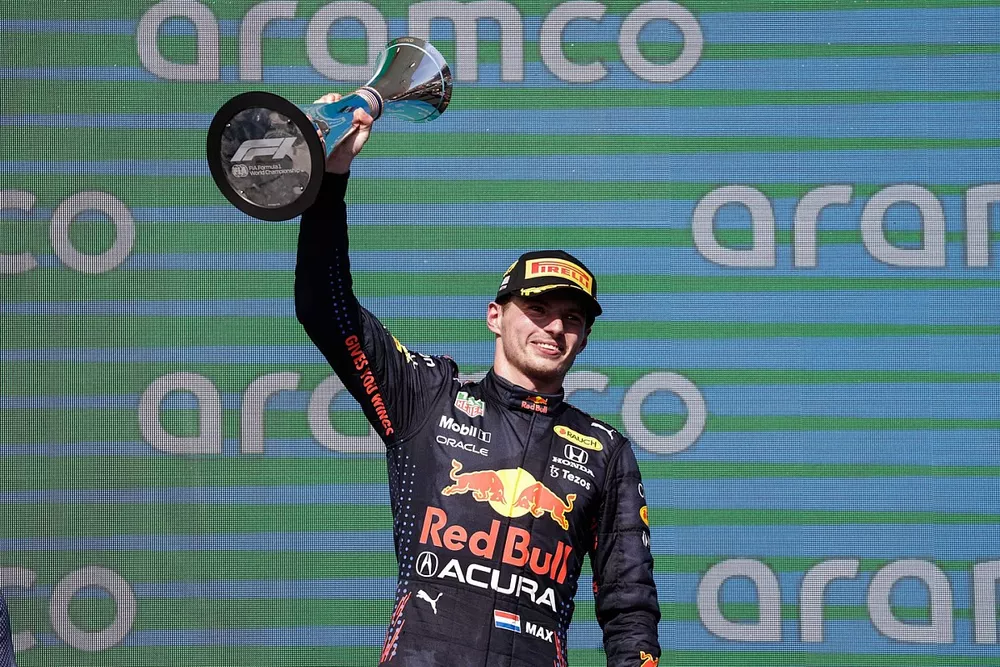 Max Verstappen, Red Bull Racing, 1a posizione, solleva il suo trofeo