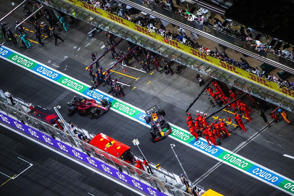 Max Verstappen, Red Bull Racing RB18, sale de boxes y Carlos Sainz Jr., Ferrari F1-75, para a hacer el pitstop