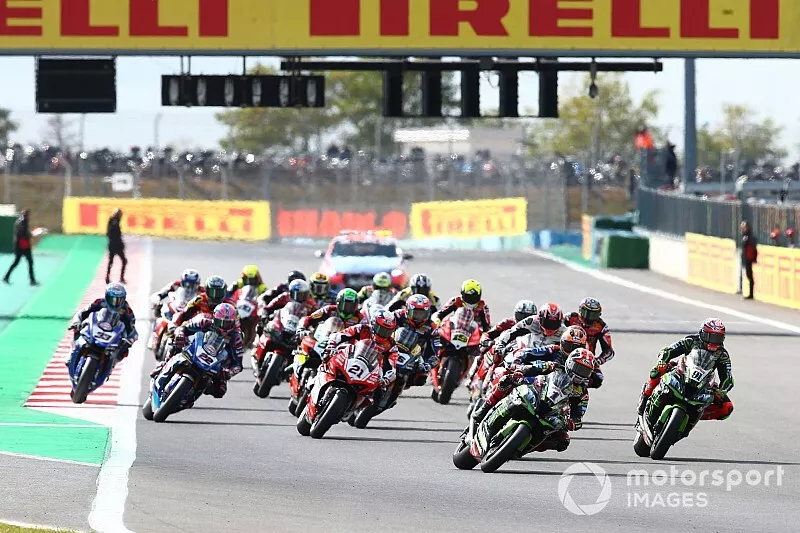 Jonathan Rea, Kawasaki Racing Team leads the start