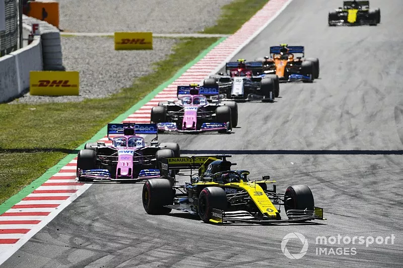Daniel Ricciardo, Renault R.S.19, voor Sergio Perez, Racing Point RP19, Lance Stroll, Racing Point RP19, en Antonio Giovinazzi, Alfa Romeo Racing C38