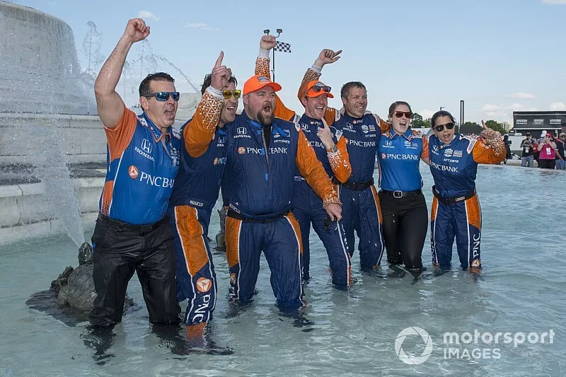 Scott Dixon, Chip Ganassi Racing Honda, celebrates race win with crew in Scott Fountain