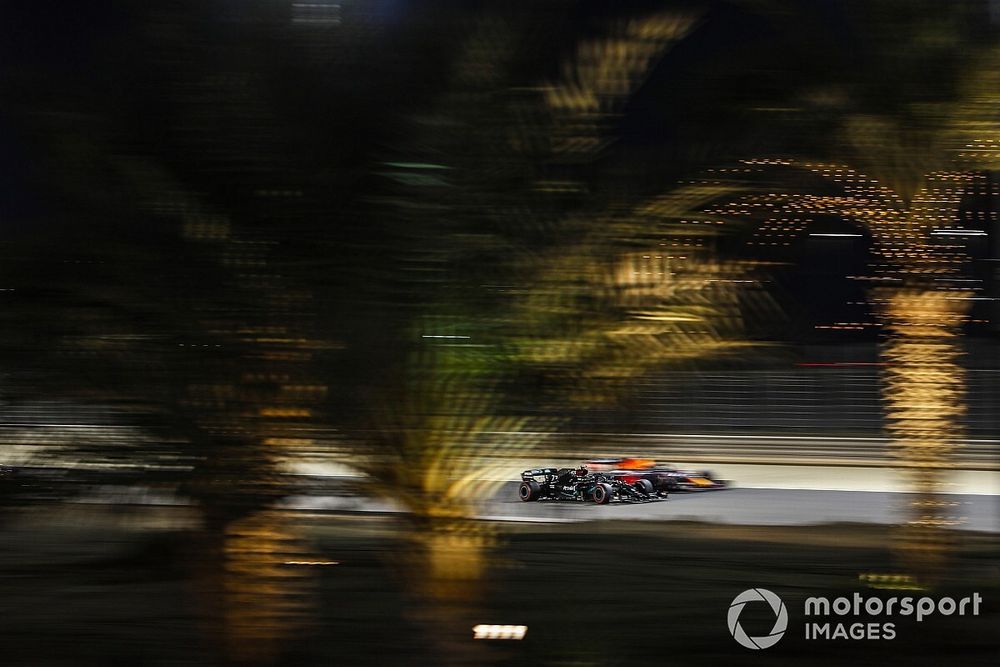 Valtteri Bottas, Mercedes F1 W11, Alex Albon, Red Bull Racing RB16