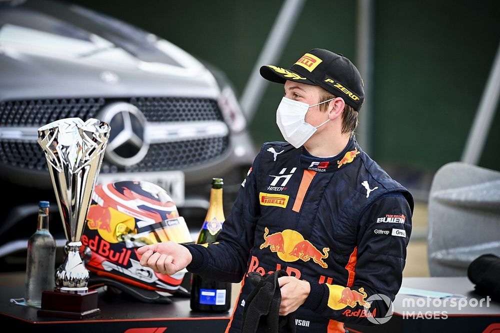 Podio: ganador de la carrera Liam Lawson, Hitech Grand Prix celebra