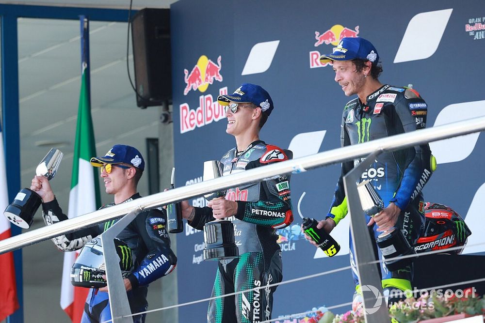 Podio: ganador de la carrera Fabio Quartararo, Petronas Yamaha SRT, segundo lugar Maverick Vi&ntilde;ales, Yamaha Factory Racing, tercer lugar Valentino Rossi, Yamaha Factory Racing