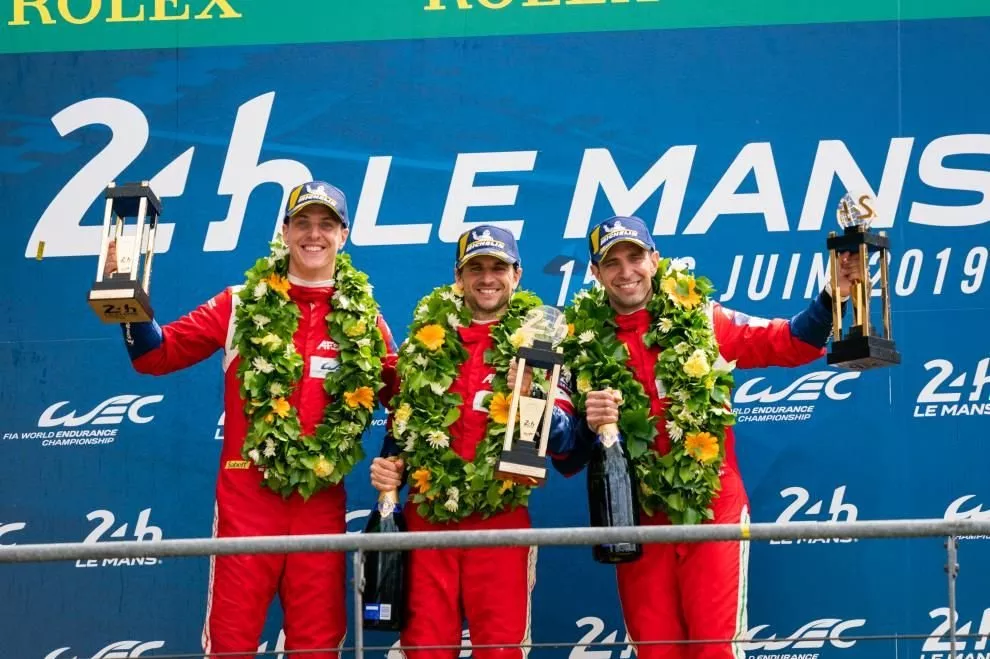 Daniel Serra (ao centro) venceu em Le Mans duas vezes na antiga classe LMGTE-Pro
