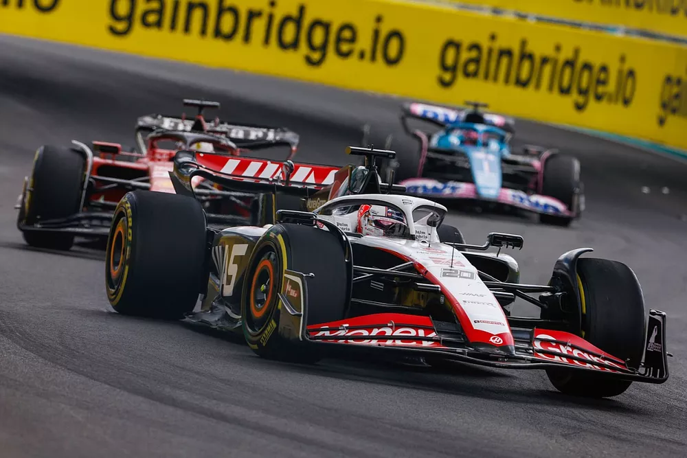 Kevin Magnussen, Haas VF-23, Charles Leclerc, Ferrari SF-23