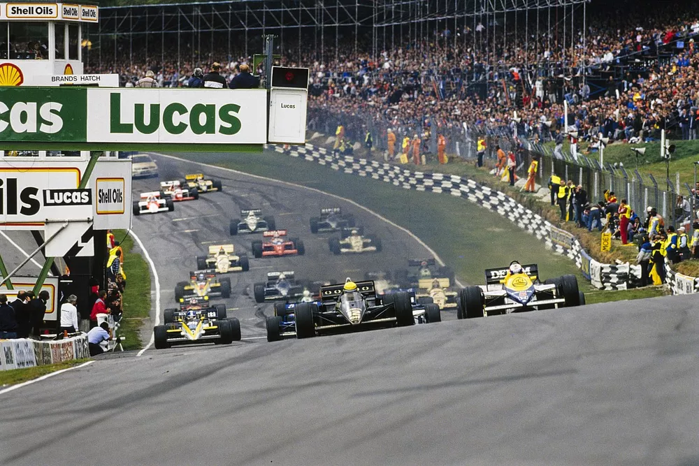 Ayrton Senna, Lotus 97T Renault, lidera Nigel Mansell, Williams FW10 Honda