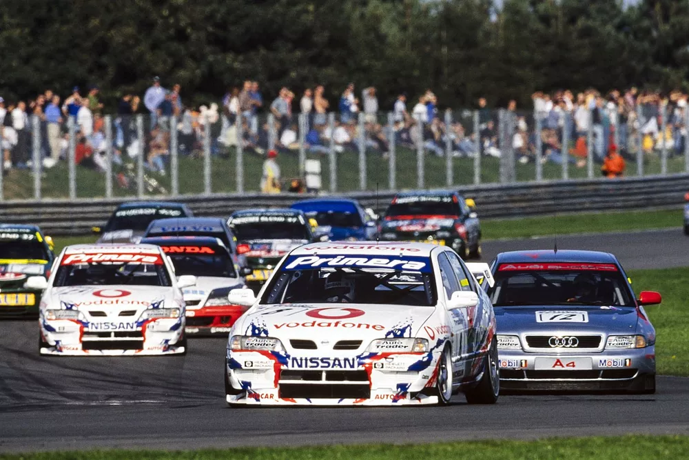 David Leslie, Vodafone Nissan Racing, Nissan Primera GT, leads Yvan Muller, Audi Sport UK, Audi A4, at the head of the field