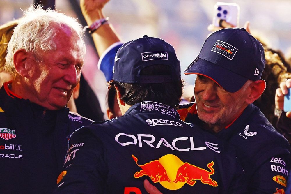 Helmut Marko, consultor da Red Bull Racing, Sergio Perez, Red Bull Racing, Adrian Newey, diretor de tecnologia da Red Bull Racing, comemoram no Parc Ferme