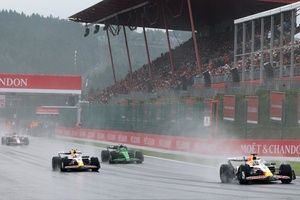F1 - Hamilton e Verstappen detonam demora para largada na Bélgica; Bortoleto e Sainz defendem decisão