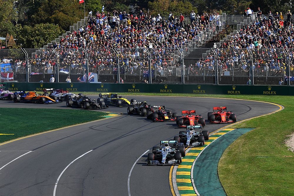 Valtteri Bottas, Mercedes AMG W10, Lewis Hamilton, Mercedes AMG F1 W10, Sebastian Vettel, Ferrari SF90, Charles Leclerc, Ferrari SF90, y Max Verstappen, Red Bull Racing RB15, en la primera curva