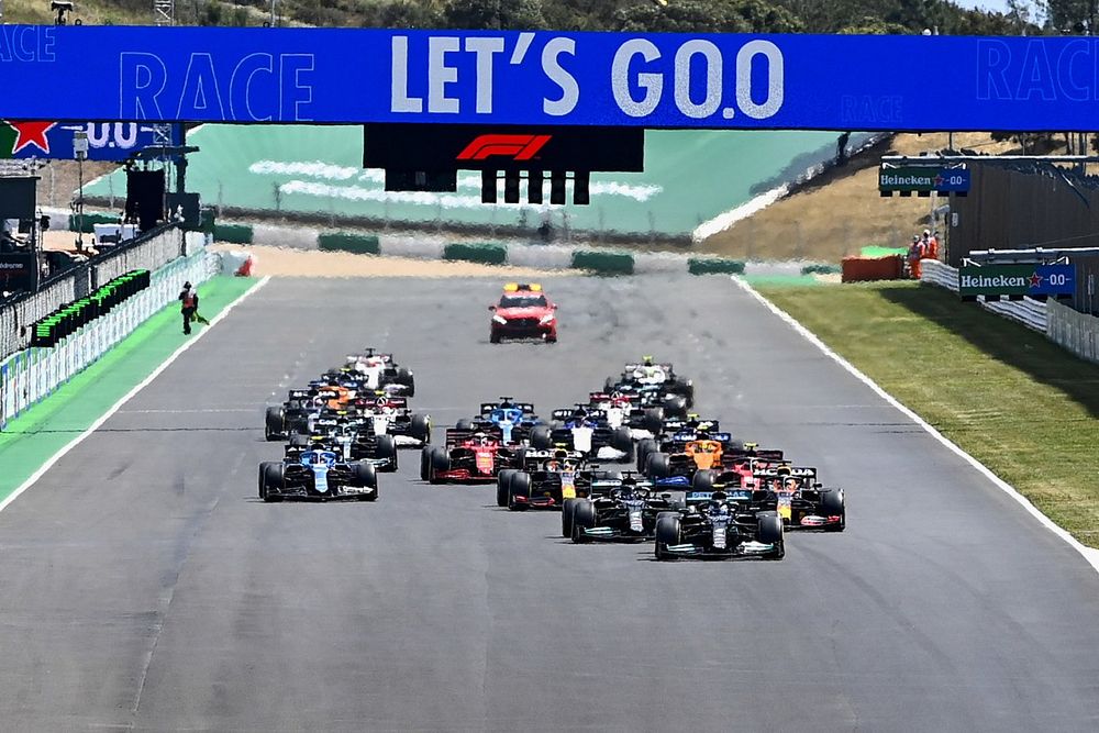 Valtteri Bottas, Mercedes W12, Lewis Hamilton, Mercedes W12, Max Verstappen, Red Bull Racing RB16B, y el resto del pelotón