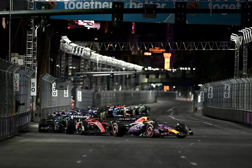 Max Verstappen, Red Bull Racing RB19 Charles Leclerc, Ferrari SF-23 
