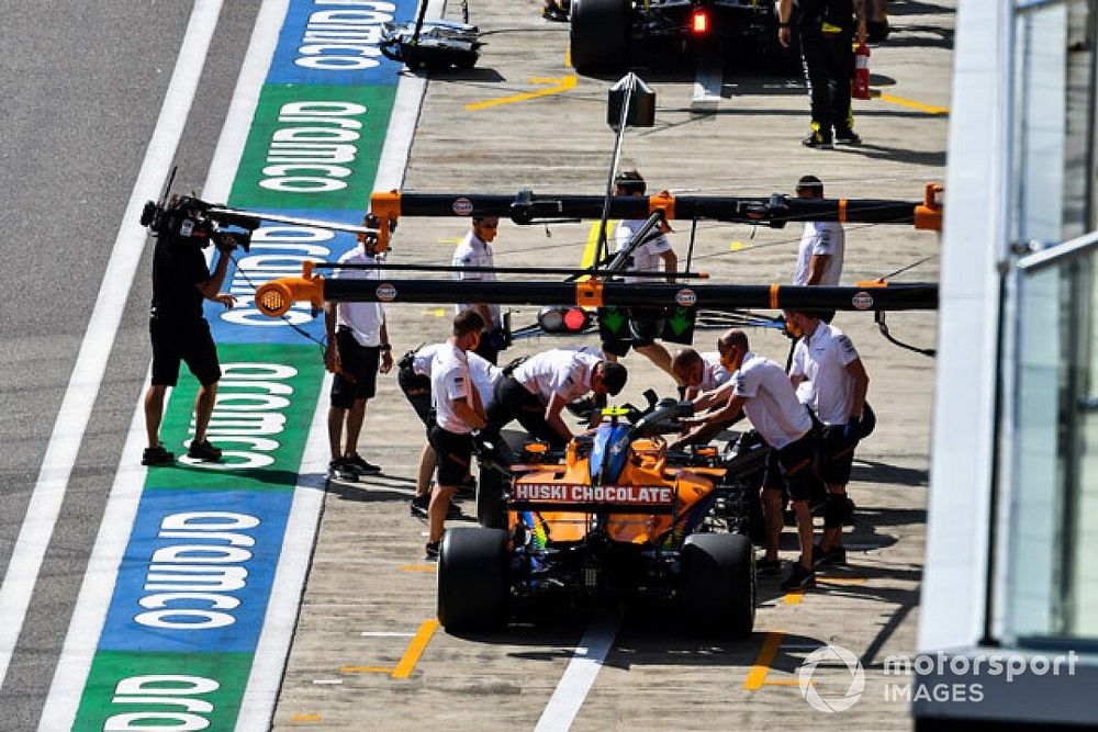 Daniel Ricciardo, Renault F1 Team R.S.20, y Carlos Sainz Jr., McLaren MCL35, in the pit lane
