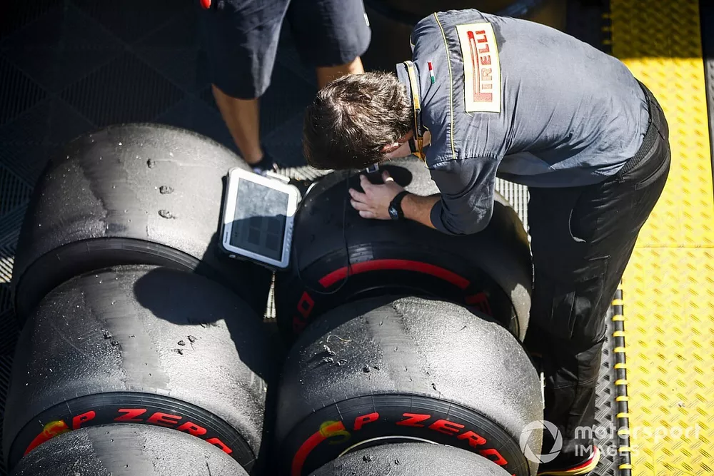 I tecnici Pirelli registrano dei dati relativi ai pneumatici