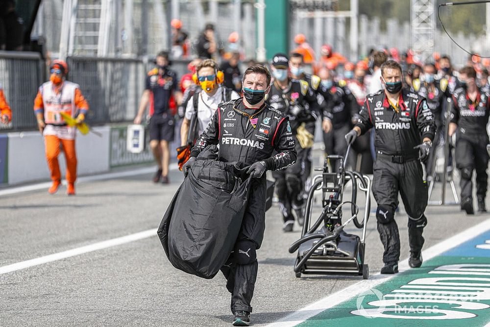 Les mécaniciens Mercedes partent de la grille