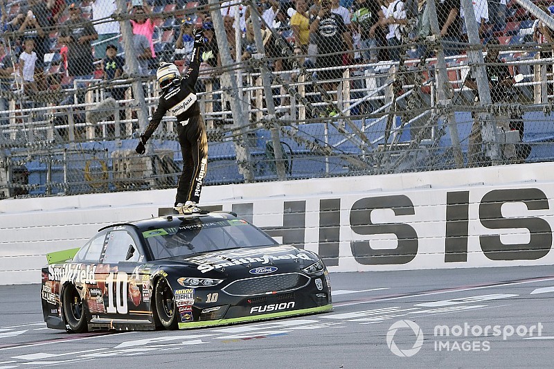 Almirola trionfa a Talladega e si assicura un posto nel prossimo turno di Playoff NASCAR Cup