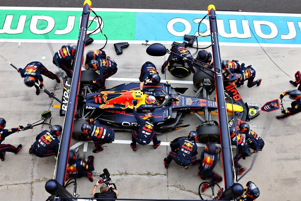 Sergio Perez, Red Bull Racing RB18 fait un arr&ecirc;t