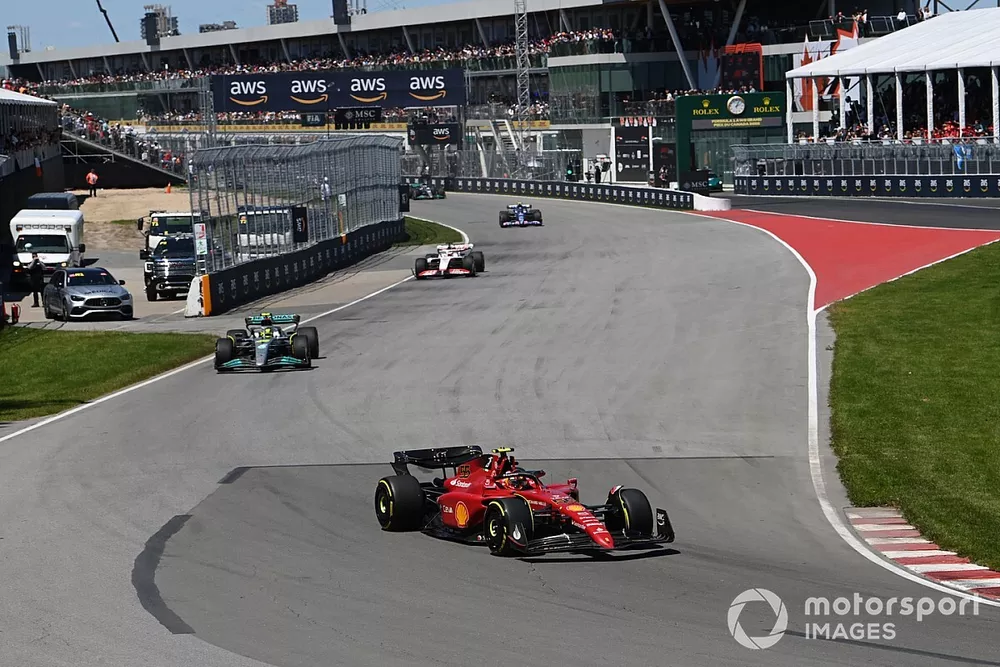Carlos Sainz, Ferrari F1-75, Lewis Hamilton, Mercedes W13, Kevin Magnussen, Haas VF-22