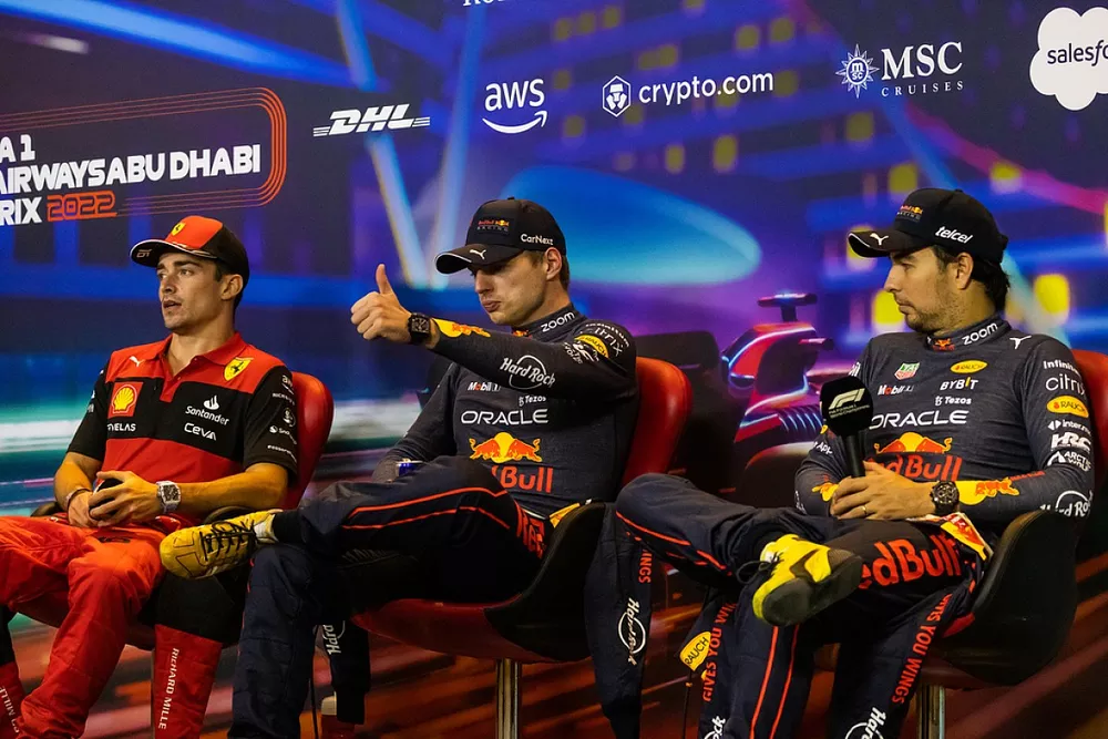 El ganador Max Verstappen, Red Bull Racing, en la rueda de prensa de pilotos junto a Charles Leclerc, Ferrari, Sergio P&eacute;rez, Red Bull Racing