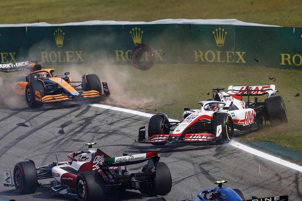 Daniel Ricciardo, McLaren MCL36, Kevin Magnussen, Haas VF-22, crash out