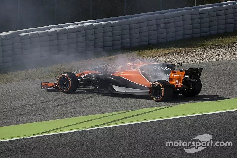 Fernando Alonso, McLaren MCL32, parks up with engine troubles