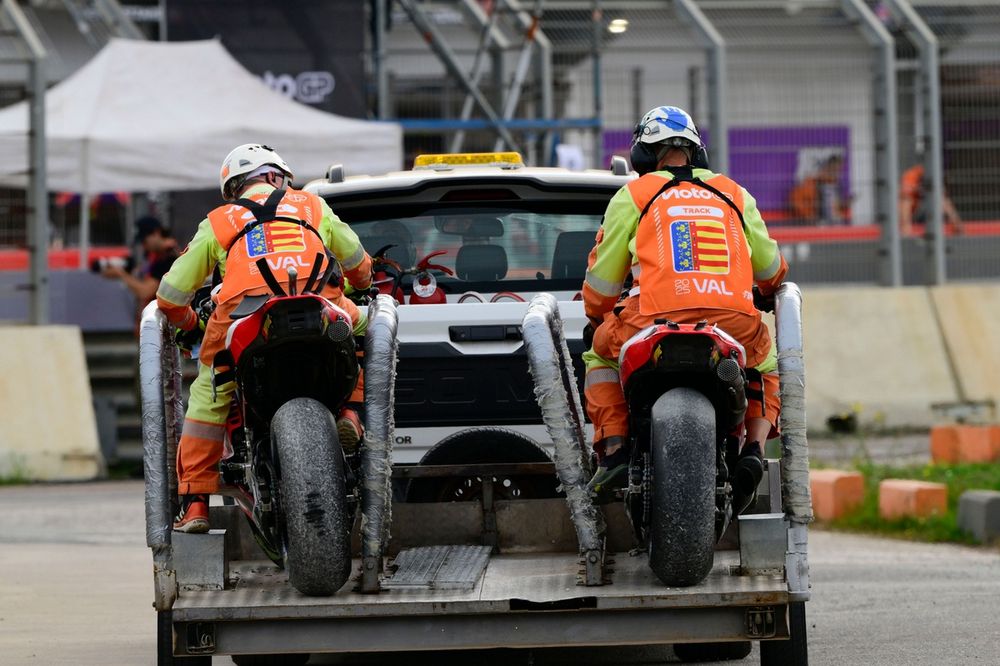 Las dos Honda tras el accidente de Joan Mir y Luca Marini